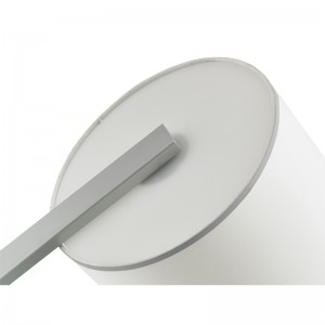 โซฟาโรงแรม Hiltom ข้างโคมไฟพื้นพร้อมสีเงินที่ห้องพัก