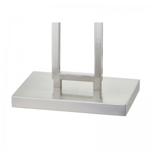 โซฟาโรงแรม Marriott ข้างโคมไฟพื้นพร้อมนิกเกิลแปรงที่ห้องพัก