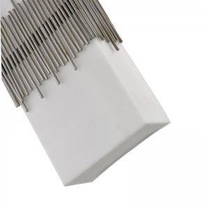 การต้อนรับเข้าใกล้ผนังของโรงแรมพร้อมกับเสร็จสิ้นซิลิเวอร์โบราณและเฉดสีอะคริลิคสี่เหลี่ยมที่โรงแรมทั่วไปห้องพัก