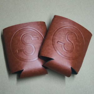 โลโก้ Debossed Neoprene Brown Pu Can Coneer 330 ml Pu Beer Stubby Holder Coozies Koozies