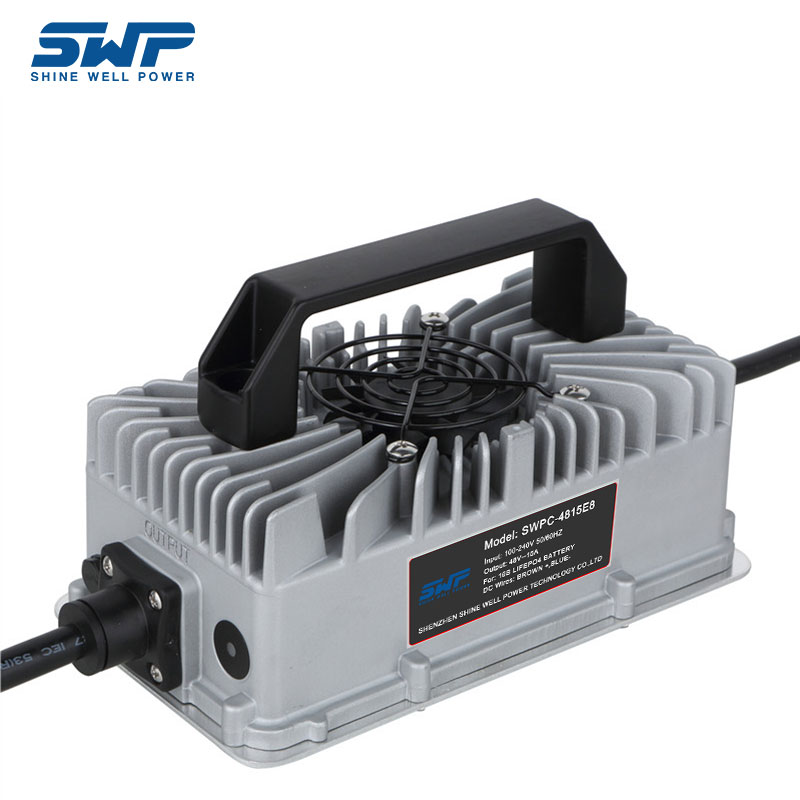 เครื่องชาร์จอัจฉริยะที่มีการรับรอง FCC และช่วงแรงดันไฟฟ้าอินพุต 100-240V แบตเตอรี่แบตเตอรี่ RV ลิเธียม RV ลิเธียม