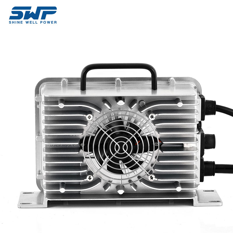 เครื่องชาร์จอัจฉริยะที่มีการรับรอง FCC และช่วงแรงดันไฟฟ้าอินพุต 100-240V แบตเตอรี่แบตเตอรี่ RV ลิเธียม RV ลิเธียม