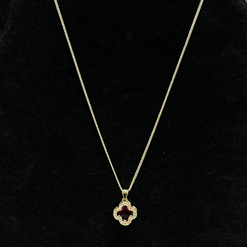 RUDIANT RUBY BLOSSOM GOLD-สร้อยคอดอกไม้ชุบด้วยสำเนียงใสเป็นประกาย